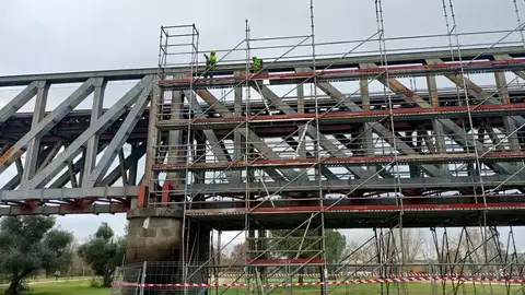 Renfe traslada en bus a los viajeros entre Mérida y Almendralejo este martes por las obras en el Puente Metálico Renfe traslada en bus a los viajeros entre Mérida y Almendralejo este martes por las obras en el Puente Metálico