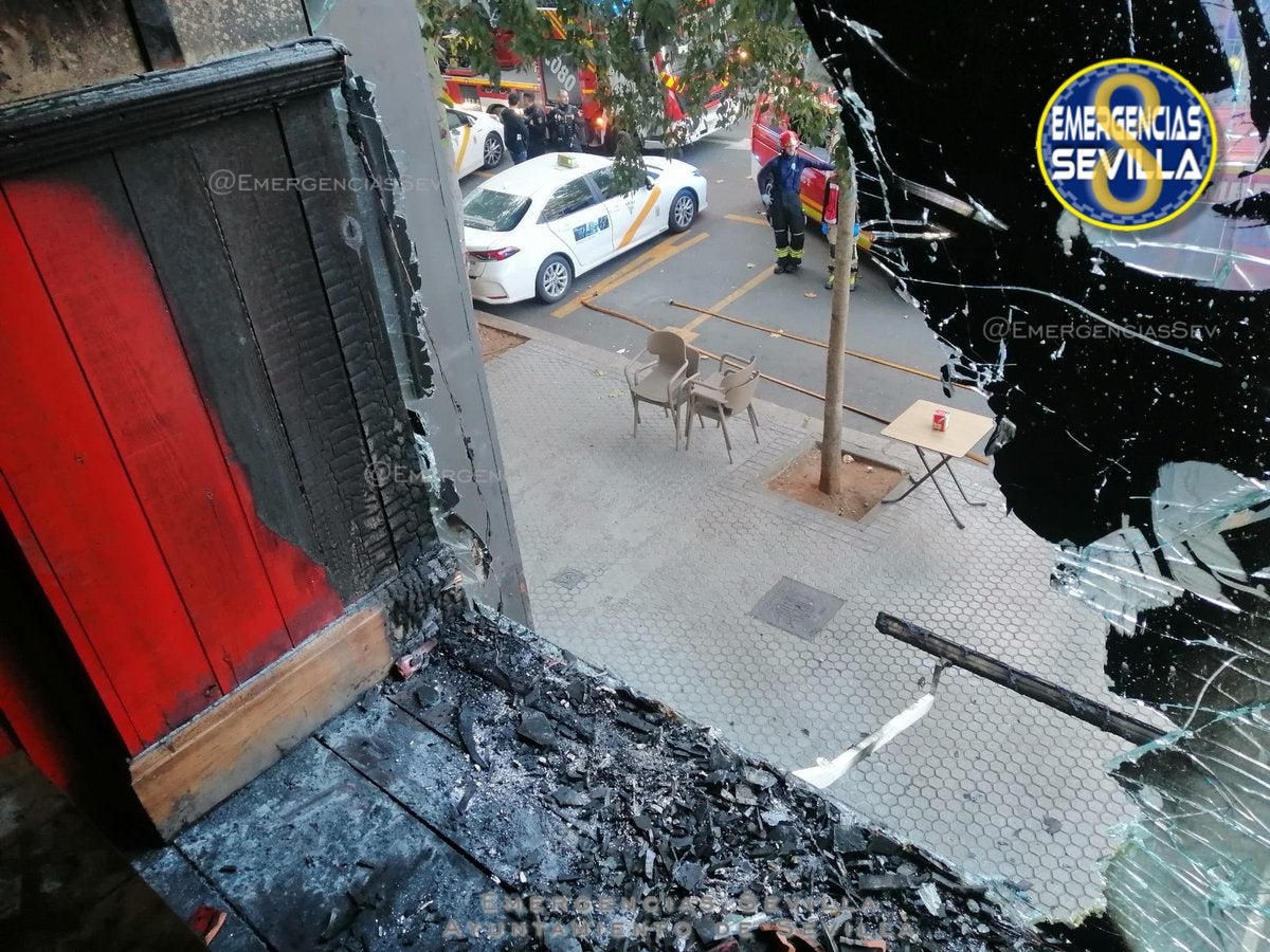 Los bomberos sofocan un incendio en El Papelón de Reyes Católicos Los bomberos sofocan un incendio en El Papelón de Reyes Católicos