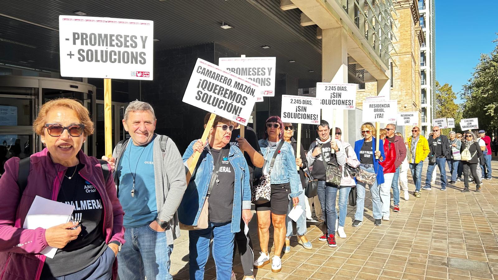 Padres de usuarios del Oriol impulsarán nuevas acciones para exigir el inicio de las obras del antiguo asilo como residencia Padres de usuarios del Oriol impulsarán nuevas acciones para exigir el inicio de las obras del antiguo asilo como residencia