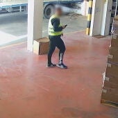 El detenido en una imagen captada por las cámaras de seguridad de una de las empresas en las que actuó.