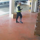 El detenido en una imagen captada por las cámaras de seguridad de una de las empresas en las que actuó. El detenido en una imagen captada por las cámaras de seguridad de una de las empresas en las que actuó.