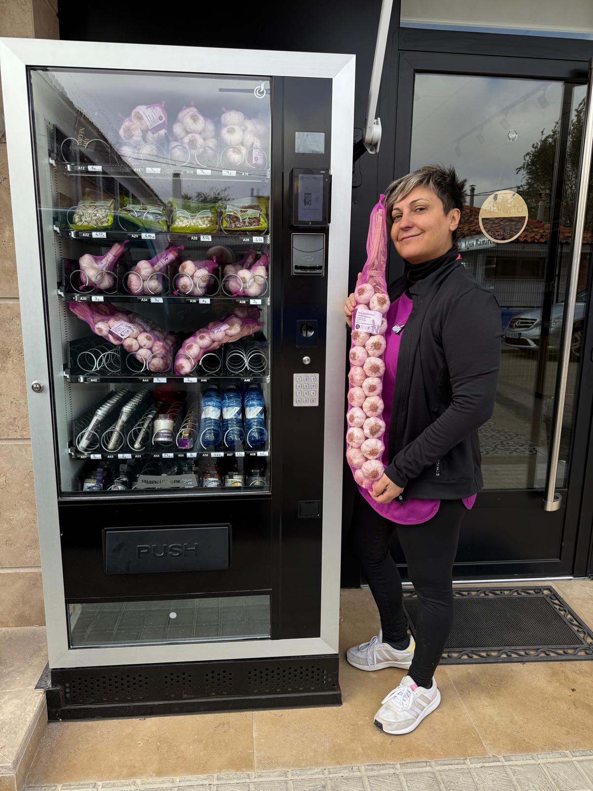 Ajos 24 horas al día en Las Pedroñeras (Cuenca): instalan una máquina expendedora de ajo morado Ajos 24 horas al día en Las Pedroñeras (Cuenca): instalan una máquina expendedora de ajo morado