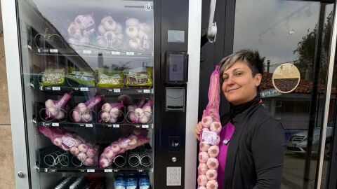 Agustina Ram&iacute;rez, con la m&aacute;quina expendedora de ajos