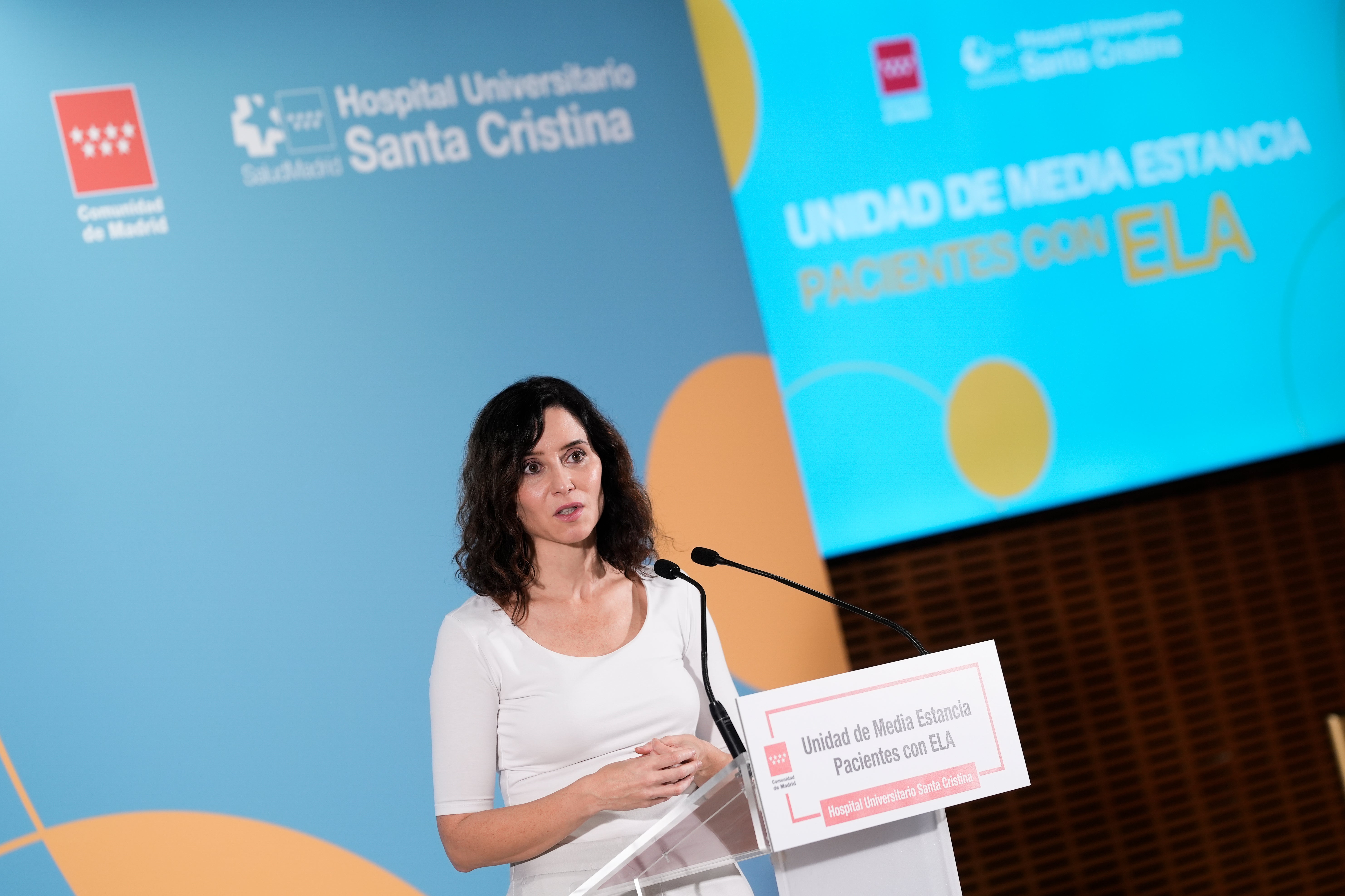 Ayuso visita la Unidad de Media Estancia para pacientes con ELA en el Hospital Santa Cristina Ayuso visita la Unidad de Media Estancia para pacientes con ELA en el Hospital Santa Cristina