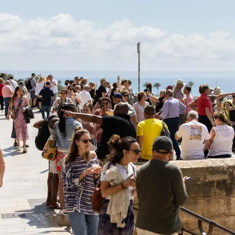 Varios turistas en las inmediaciones de la catedral de Palma, en Mallorca.