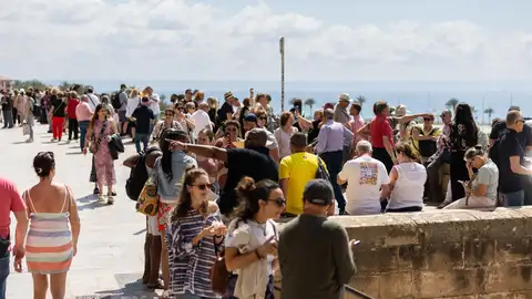 Varios turistas en las inmediaciones de la catedral de Palma, en Mallorca. Varios turistas en las inmediaciones de la catedral de Palma, en Mallorca.