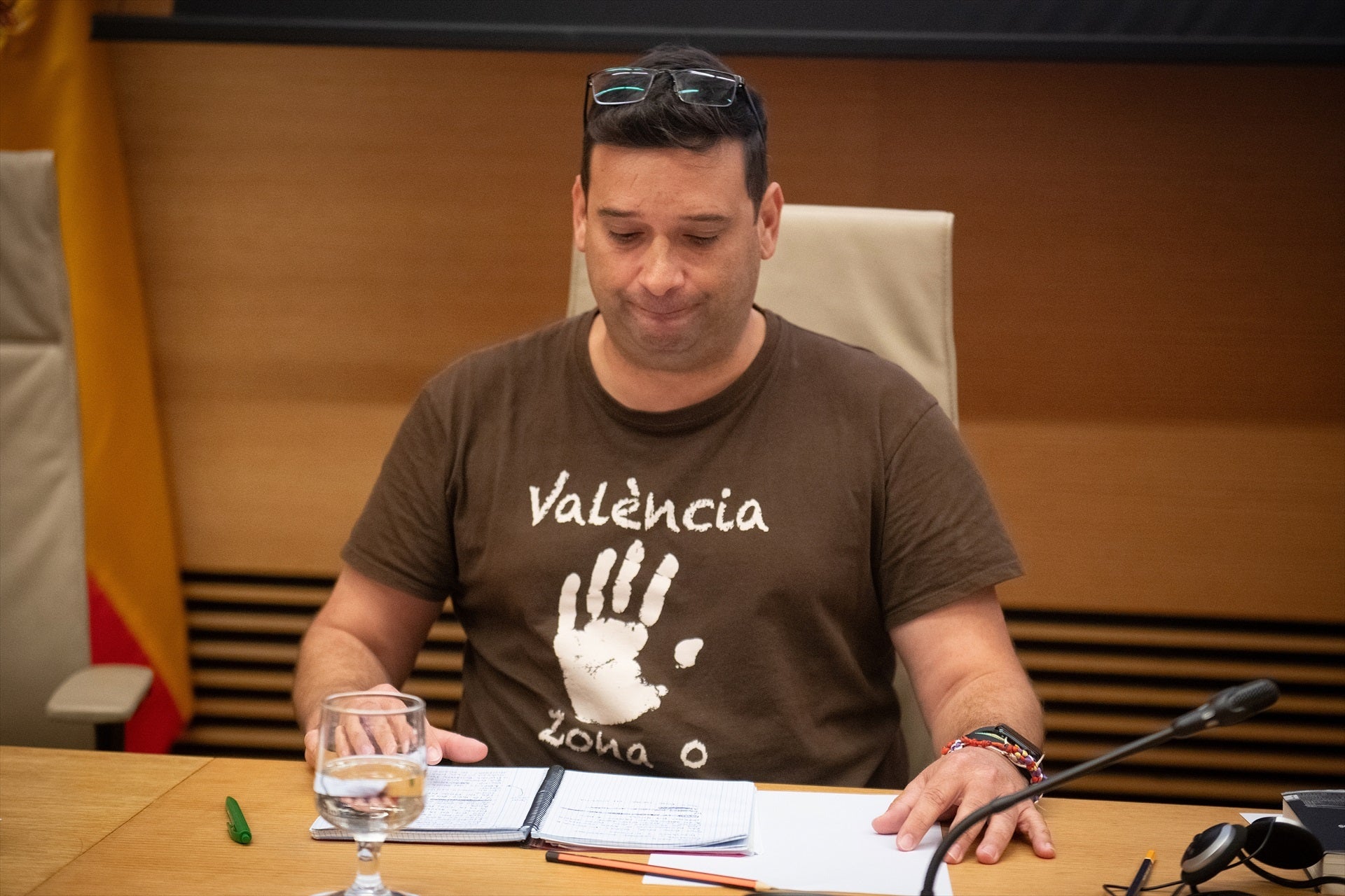 Un bombero rompe a llorar al recordar lo que vivieron los trabajadores del 112 en la dana: "Tenían familia y siguieron trabajando" Un bombero rompe a llorar al recordar lo que vivieron los trabajadores del 112 en la dana: "Tenían familia y siguieron trabajando"