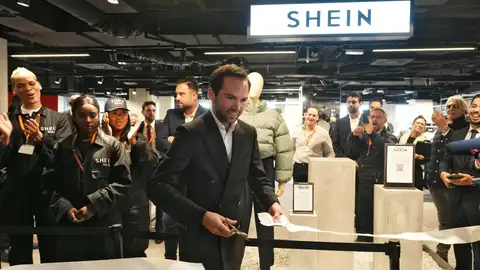 El director de Bazar de l'Hotel de Ville (BHV), Karl-Stephane Cottendin, corta la cinta este miércoles para inaugurar la tienda de Shein en París. El director de Bazar de l'Hotel de Ville (BHV), Karl-Stephane Cottendin, corta la cinta este miércoles para inaugurar la tienda de Shein en París.