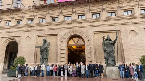 La corporación municipal y otras autoridades en el minuto de silencio frente al Ayuntamiento La corporación municipal y otras autoridades en el minuto de silencio frente al Ayuntamiento