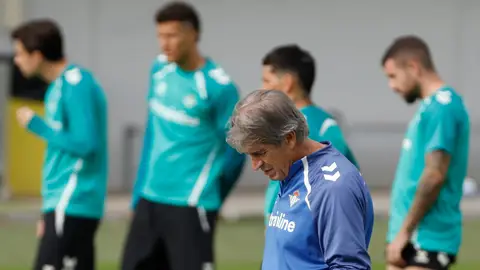 Manuel Pellegrini revisa sus anotaciones en el entrenamiento. Manuel Pellegrini revisa sus anotaciones en el entrenamiento.
