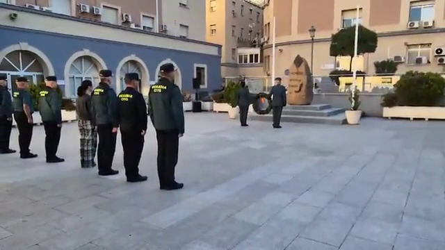 Polémica por la vestimenta de la directora de la Guardia Civil en un acto de homenaje a víctimas: "Parece un pijama" Polémica por la vestimenta de la directora de la Guardia Civil en un acto de homenaje a víctimas: "Parece un pijama"