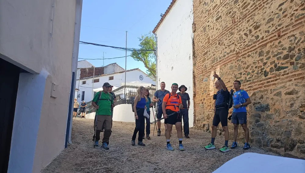 Los senderos que conducen y salen de Castaño del Robledo son muy populares entre los aficionados a disfrutar de la naturaleza. Los senderos que conducen y salen de Castaño del Robledo son muy populares entre los aficionados a disfrutar de la naturaleza.