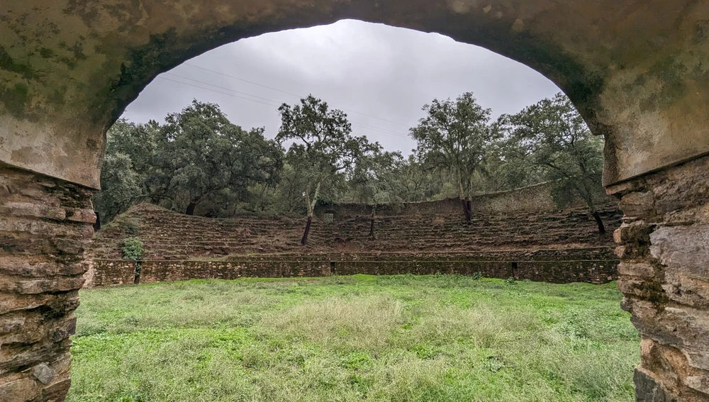 Castaño del Robledo tiene motivos para presumir de patrimonio histórico. Esta es la antigua Plaza de Toros. Castaño del Robledo tiene motivos para presumir de patrimonio histórico. Esta es la antigua Plaza de Toros.