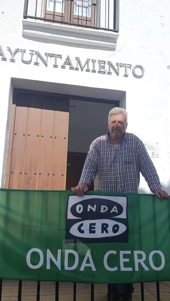 El alcalde de Castaño, Manuel Martín, a las puertas del Ayuntamiento. El alcalde de Castaño, Manuel Martín, a las puertas del Ayuntamiento.