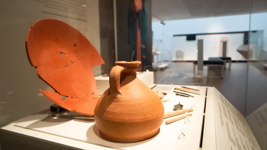 El Antiquarium de Complutum diseña su programación para el 2026 Pieza de la antigua ciudad romana de Complutum exhibida en el Antiquarium de Alcalá de Henares