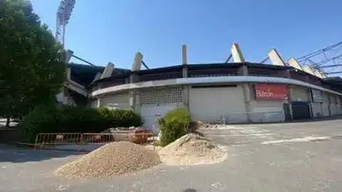 Exterior de la instalación deportiva durante el proceso de reforma Exterior de la instalación deportiva durante el proceso de reforma