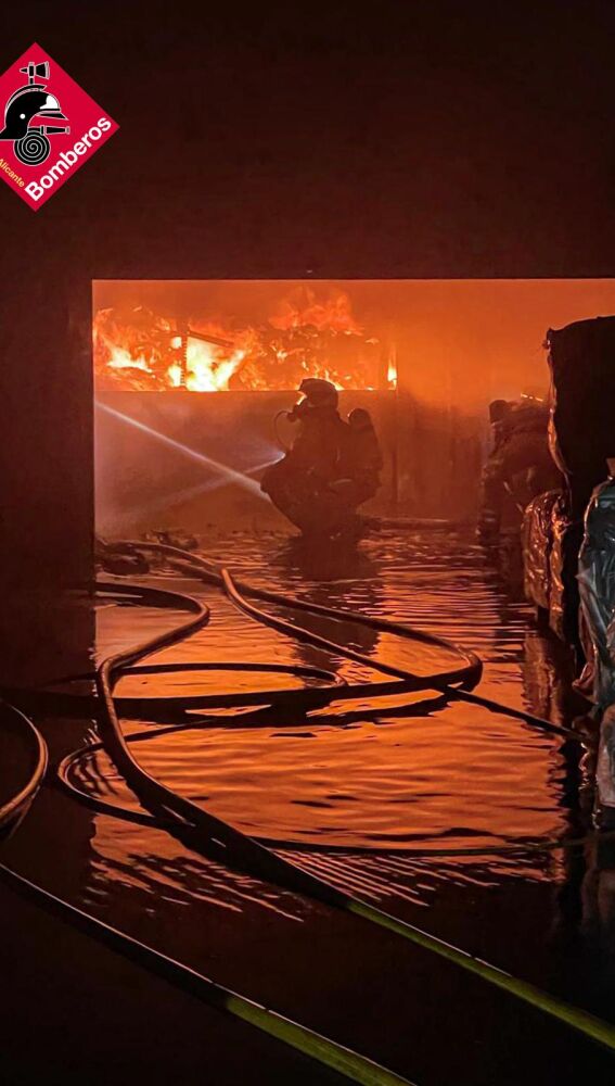 Un bomberos en las labores de extinción del incendio de la fábrica de Elda.