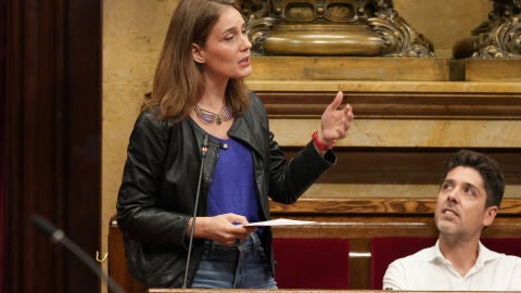 J&egrave;ssica Albiach, dels Comuns, al costat del diputat, David Cid, durant el ple al Parlament