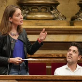 Jèssica Albiach, dels Comuns, al costat del diputat, David Cid, durant el ple al Parlament Jèssica Albiach, dels Comuns, al costat del diputat, David Cid, durant el ple al Parlament