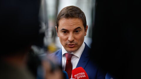  El exsecretario general del PSOE Madrid, Juan Lobato Gandarias-S&aacute;nchez, atiende a los medios de comunicaci&oacute;n a la salida de la segunda jornada del juicio contra el fiscal general del Estado, en el Tribunal Supremo, el 5 de noviembre de 2025, en Madrid, Espa&ntilde;a. 