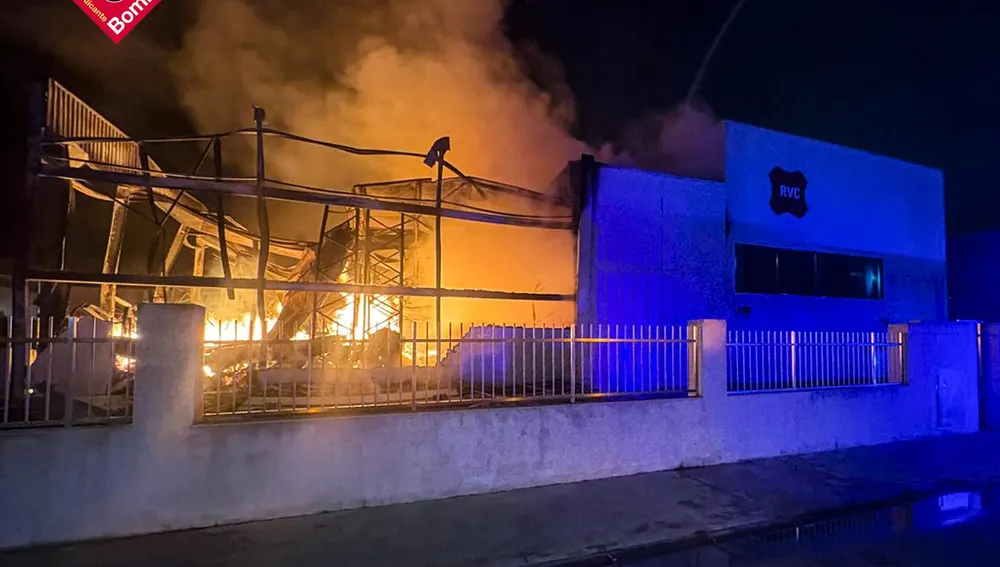 Incendio en la fábrica del polígono Finca Lacy de Elda. Incendio en la fábrica del polígono Finca Lacy de Elda.