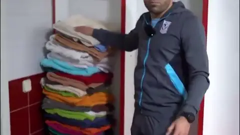 El Lech Poznań tira de ironía para definir el vestuario del estadio de Vallecas: "Una fiesta de los años 80 con sillas de plástico" El Lech Poznań tira de ironía para definir el vestuario del estadio de Vallecas: "Una fiesta de los años 80 con sillas de plástico"