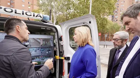 La vicealcaldesa, Inma Sanz, en la calle Cullera, en Latina La vicealcaldesa, Inma Sanz, en la calle Cullera, en Latina