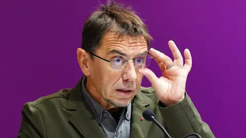 Foto de archivo. El fundador de Podemos, Juan Carlos Monedero, interviene en un acto en Galicia en 2022 Foto de archivo. El fundador de Podemos, Juan Carlos Monedero, interviene en un acto en Galicia en 2022
