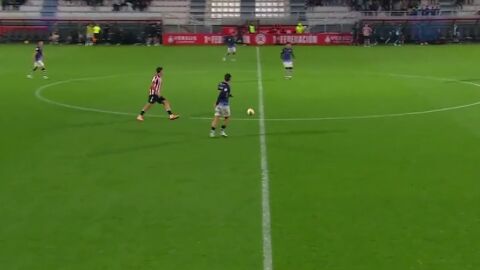 Uno de los segundos en los que el jugador local expulsado permanece en el terreno de juego