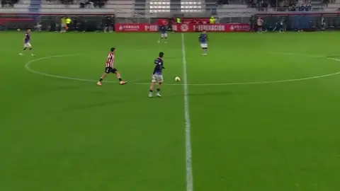 Uno de los segundos en los que el jugador local expulsado permanece en el terreno de juego Uno de los segundos en los que el jugador local expulsado permanece en el terreno de juego