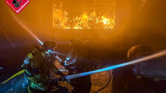 Bomberos en el incendio de la f&aacute;brica de Elda.