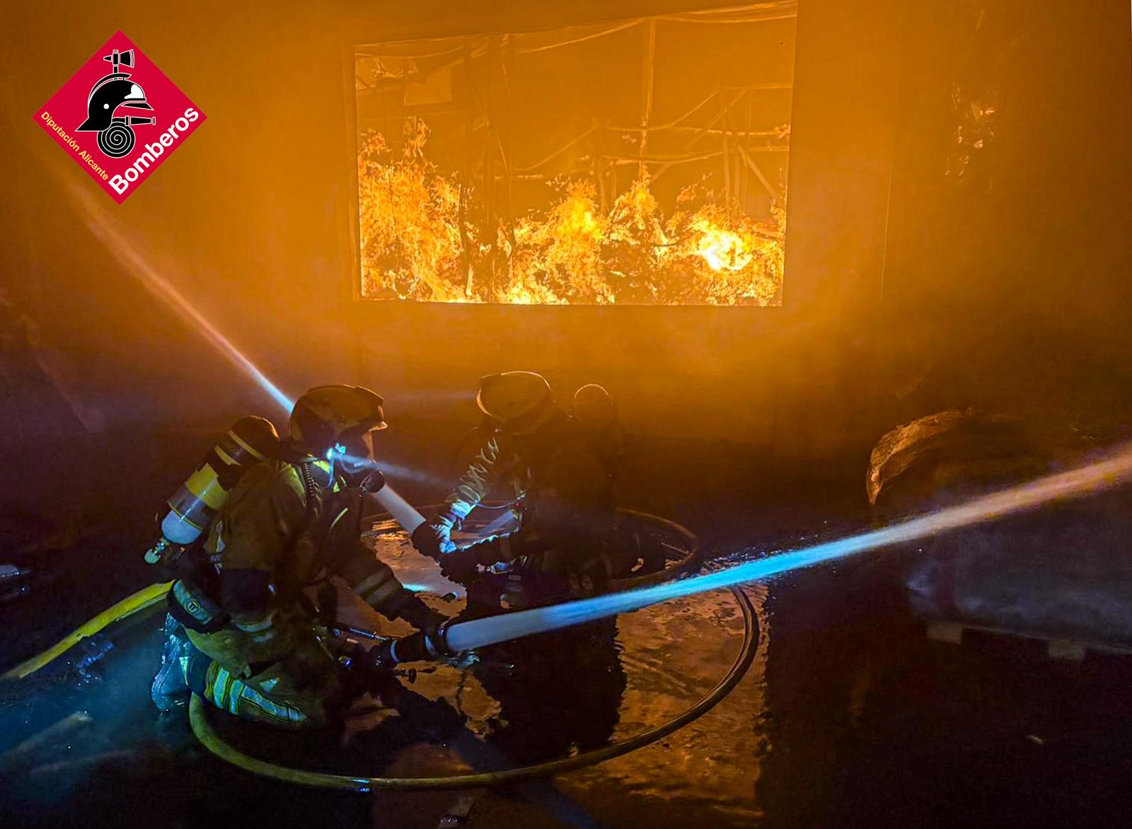 El incendio en una empresa de pieles de Elda moviliza a bomberos de cinco parques de la provincia El incendio en una empresa de pieles de Elda moviliza a bomberos de cinco parques de la provincia