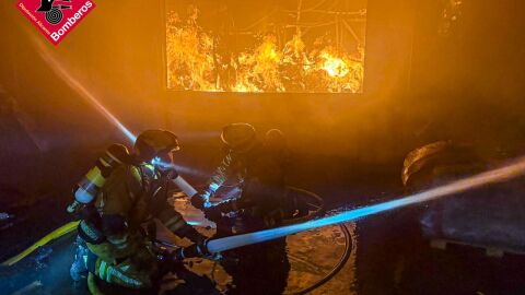 Bomberos en el incendio de la f&aacute;brica de Elda.