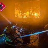 Bomberos en el incendio de la fábrica de Elda.