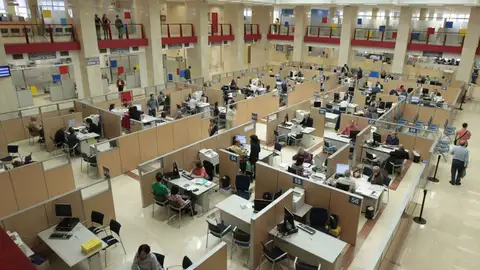 La subida salarial que plantea el Gobierno a los funcionarios hasta 2028: cuándo concretarán las cifras La subida salarial que plantea el Gobierno a los funcionarios hasta 2028: cuándo concretarán las cifras/ EFE/Ángel Díaz