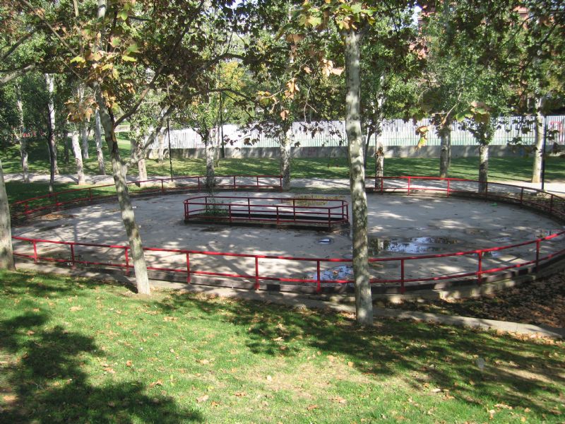 Familias del colegio Tenerías de Zaragoza se concentran contra el abandono del Parque Bruil Familias del colegio Tenerías de Zaragoza se concentran contra el abandono del Parque Bruil