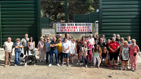 Los vecinos de Roda de Berá se concentran frente a la instalación de pantallas acústicas .