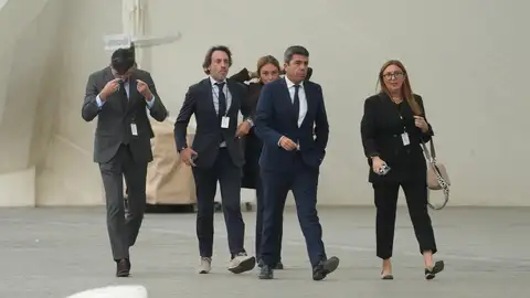 El presidente de la Generalitat valenciana en funciones, Carlos Mazón, a su llegada al homenaje a las víctimas de la dana, en el Museo de las Ciencias Príncipe Felipe, con parte de su equipo en Presidencia citado a declarar como testigo por la jueza El presidente de la Generalitat valenciana en funciones, Carlos Mazón, a su llegada al homenaje a las víctimas de la dana, en el Museo de las Ciencias Príncipe Felipe, con parte de su equipo en Presidencia citado a declarar como testigo por la jueza