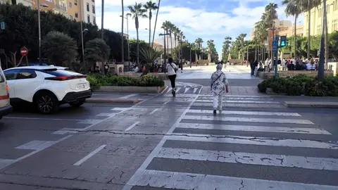 Cruce de la Rambla Federico García Lorca de Almería donde se han producido la colisión entre un coche y un patinete eléctrico Cruce de la Rambla Federico García Lorca de Almería donde se han producido la colisión entre un coche y un patinete eléctrico