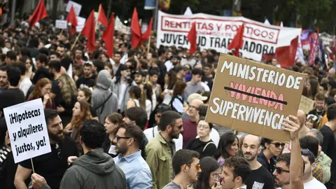 Cientos de personas durante una manifestación en Madrid para denunciar el precio de los alquileres Cientos de personas durante una manifestación en Madrid para denunciar el precio de los alquileres