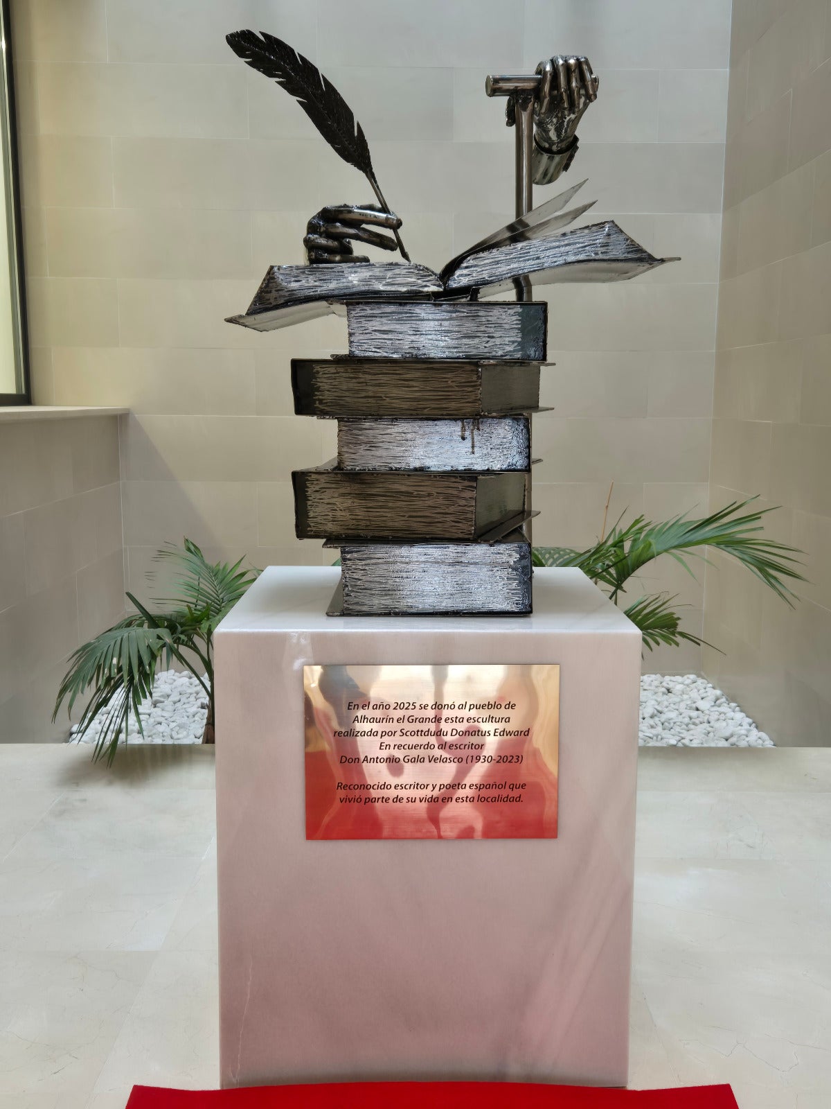 La Biblioteca Municipal de Alhaurín el Grande recibe una escultura en homenaje a Antonio Gala La Biblioteca Municipal de Alhaurín el Grande recibe una escultura en homenaje a Antonio Gala