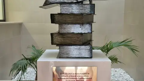 La Biblioteca Municipal de Alhaurín el Grande recibe una escultura en homenaje a Antonio Gala La Biblioteca Municipal de Alhaurín el Grande recibe una escultura en homenaje a Antonio Gala