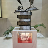 La Biblioteca Municipal de Alhaurín el Grande recibe una escultura en homenaje a Antonio Gala