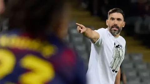 Eder Sarabia da indicaciones durante el Barça-Elche. Eder Sarabia da indicaciones durante el Barça-Elche.