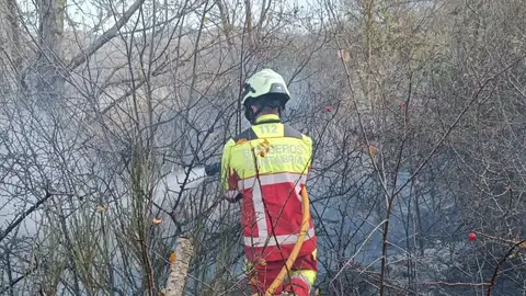 Bombero del 112 Cantabria durante la extinción de un incendio forestal Bombero del 112 Cantabria durante la extinción de un incendio forestal