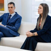El presidente del Gobierno, Pedro Sánchez, y la portavoz del Grupo Parlamentario Junts, Miriam Nogueras, durante una reunión celebrada en el Palacio de La Moncloa el 17 de junio de 2025 en Madrid, España.