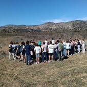 Los alumnos del colegio Cumbres School en el entorno de Torás. 