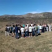 Los alumnos del colegio Cumbres School en el entorno de Torás. Los alumnos del colegio Cumbres School en el entorno de Torás.