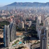 Benidorm roza el lleno total en noviembre con un 96% de ocupación durante las Fiestas Patronales y la Fancy Dress Party