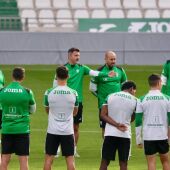 Ivan Ania en el entrenamiento junto al equipo
